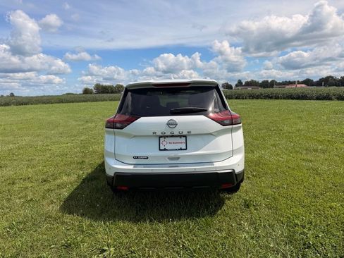 Certified 2025 Nissan Rogue SV w/ SV Premium Package FWD image 6