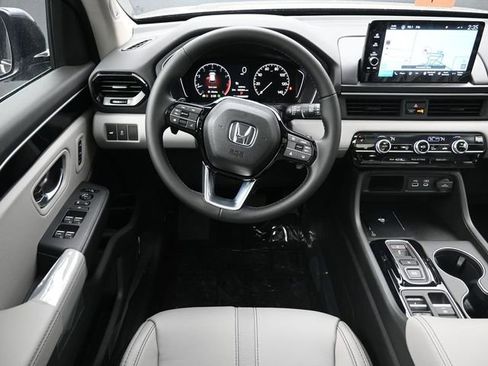 New 2025 Honda Pilot Touring image 9