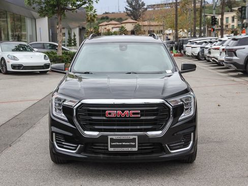 Used 2022 GMC Terrain SLE w/ Driver Convenience Package image 2