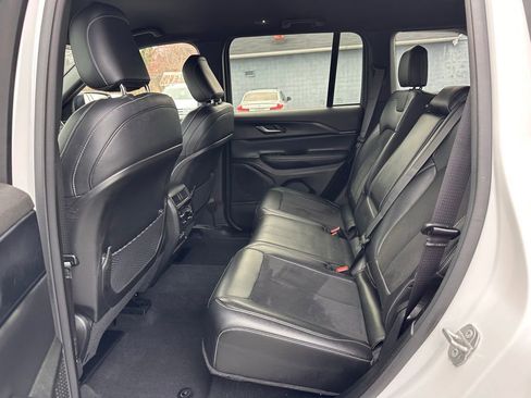 Used 2023 Jeep Grand Cherokee Altitude image 23