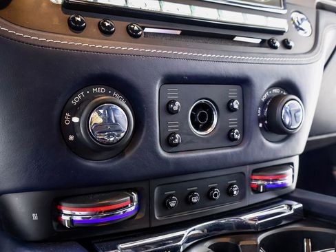 Used 2018 Rolls-Royce Dawn RWD image 28