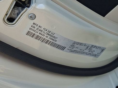 Used 2021 Chrysler Pacifica Touring-L w/ Uconnect Theater Family Group FWD image 27