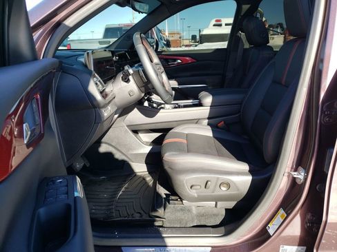 Used 2024 Chevrolet Traverse RS image 9