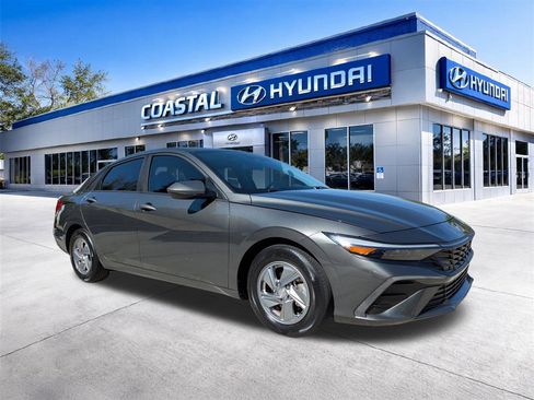 Used 2024 Hyundai Elantra SE image 2
