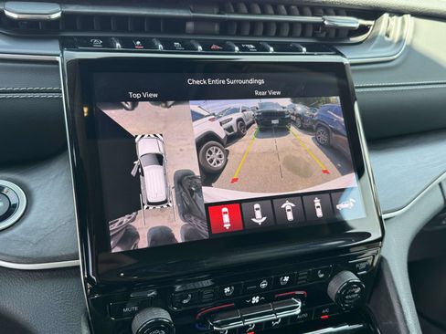 Certified 2023 Jeep Grand Cherokee Limited w/ Luxury Tech Group II AWD/4WD image 29