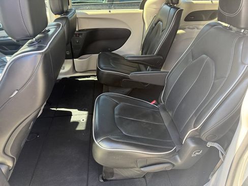 Used 2023 Chrysler Pacifica Limited FWD image 5