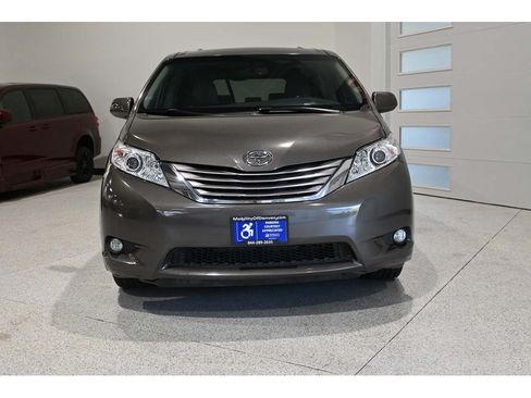 Used 2016 Toyota Sienna XLE w/ XLE Navigation Package FWD image 4