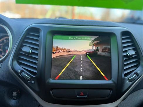 Certified 2017 Jeep Cherokee Latitude w/ Comfort/Convenience Group image 23