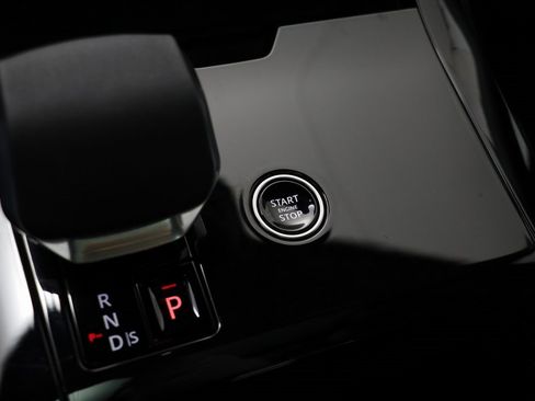 Used 2025 Land Rover Range Rover Sport SE image 13