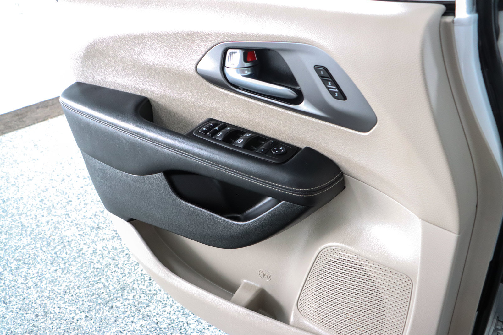 Used 2023 Chrysler Pacifica Touring-L FWD image 21