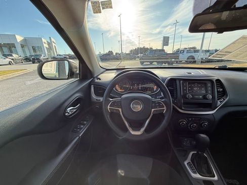 Used 2016 Jeep Cherokee Sport image 13