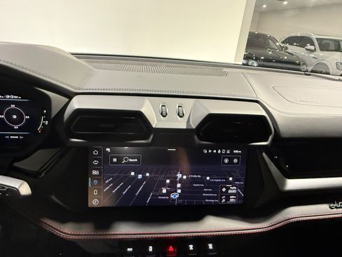Used 2025 Lamborghini Urus SE AWD/4WD image 42