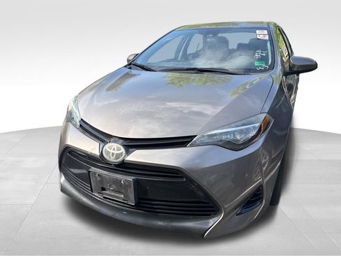 Used 2018 Toyota Corolla LE image 2