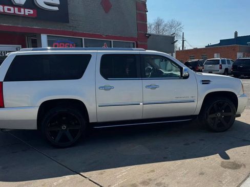 Used 2011 Cadillac Escalade ESV Luxury image 4