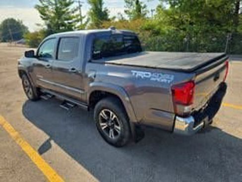 Used 2019 Toyota Tacoma TRD Sport AWD/4WD image 3