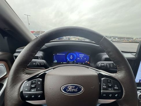 Used 2023 Ford Explorer King Ranch w/ Technology Package image 11
