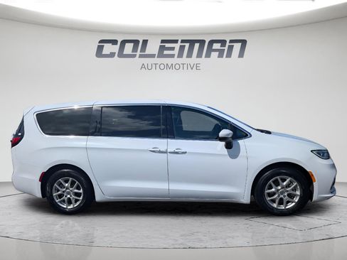 Used 2023 Chrysler Pacifica Touring-L FWD image 4