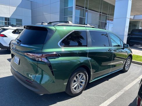 Used 2025 Toyota Sienna LE FWD image 2