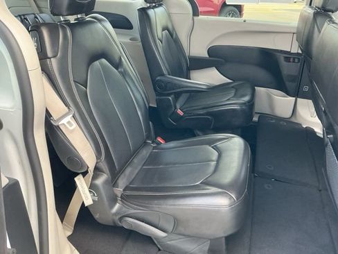 Used 2024 Chrysler Pacifica Touring-L image 20
