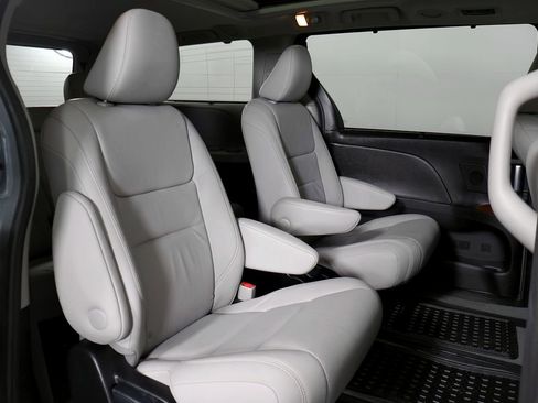 Used 2017 Toyota Sienna AWD image 51