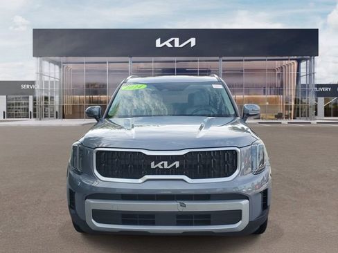 Used 2024 Kia Telluride EX w/ EX Captain's Chair Package FWD image 2