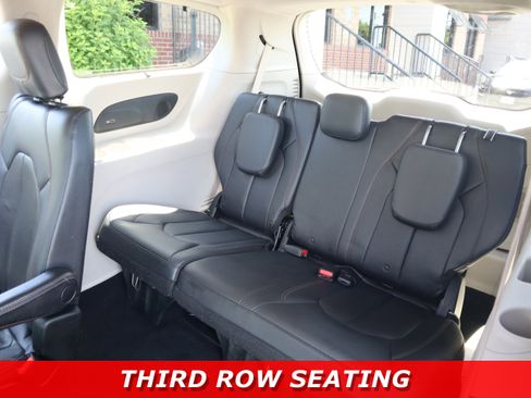 Used 2018 Chrysler Pacifica Touring-L Plus FWD image 27