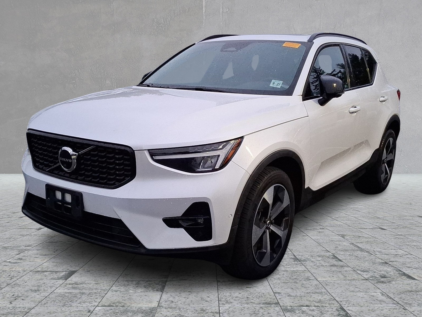 Used 2023 Volvo XC40 B5 Plus w/ Driver Assist Package AWD/4WD image 1