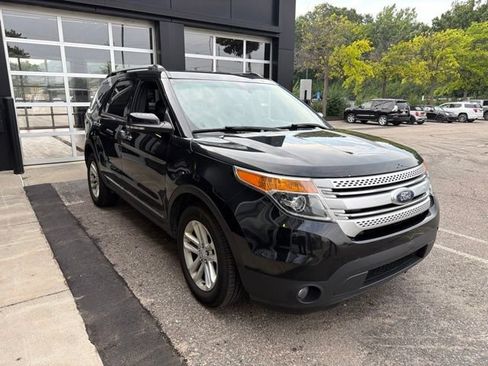 Used 2014 Ford Explorer XLT w/ Equipment Group 202A FWD image 3