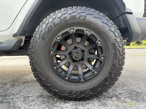 Used 2018 Jeep Wrangler Unlimited Sahara w/ Cold Weather Group AWD/4WD image 33