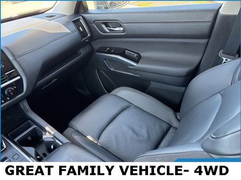 Used 2025 Nissan Pathfinder SL image 17