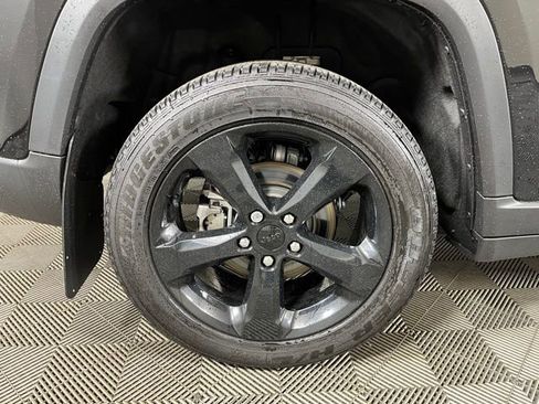 Used 2023 Jeep Grand Cherokee Altitude AWD/4WD image 12