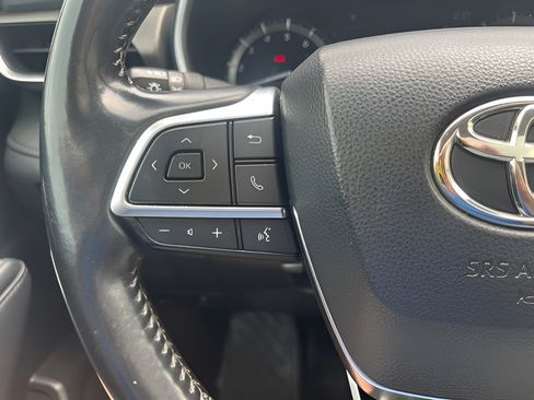 Used 2021 Toyota Highlander XLE FWD image 19