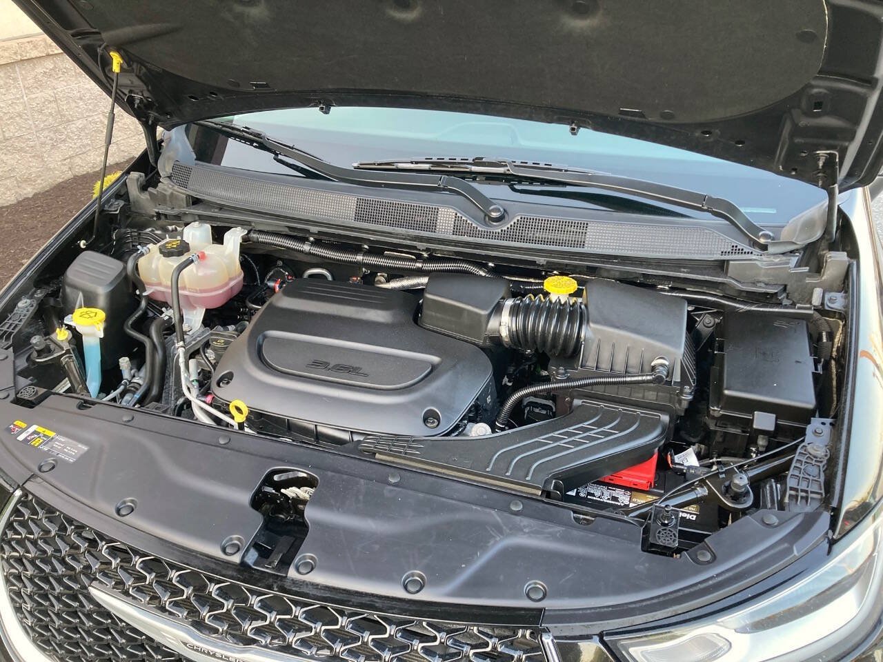 Used 2023 Chrysler Pacifica Touring-L FWD image 40