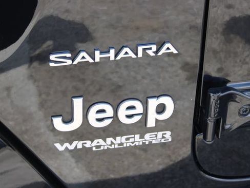 Used 2022 Jeep Wrangler Unlimited Sahara AWD/4WD image 8