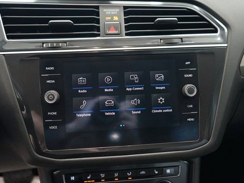 Used 2018 Volkswagen Tiguan SE image 32