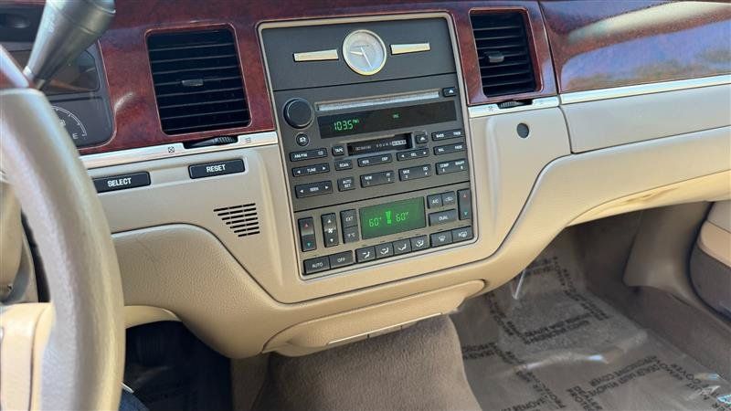 Used 2005 Lincoln Town Car Signature Limited RWD image 30