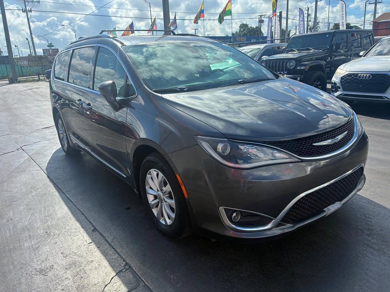 Used 2018 Chrysler Pacifica Touring-L FWD image 6
