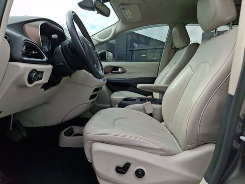 Used 2018 Chrysler Pacifica Touring-L image 14