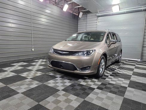 Used 2017 Chrysler Pacifica Limited image 55