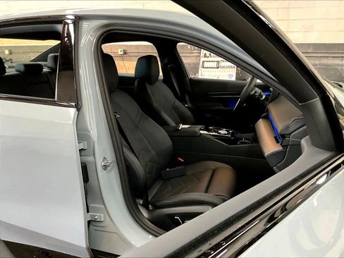 Used 2026 BMW 530i w/ M Sport Package image 9