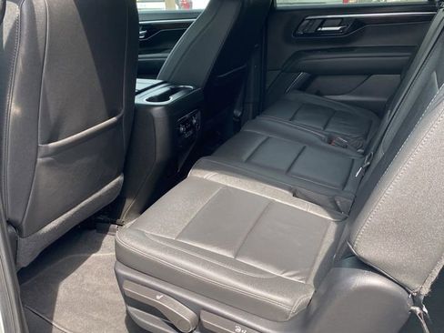 Used 2025 Chevrolet Suburban Z71 image 27