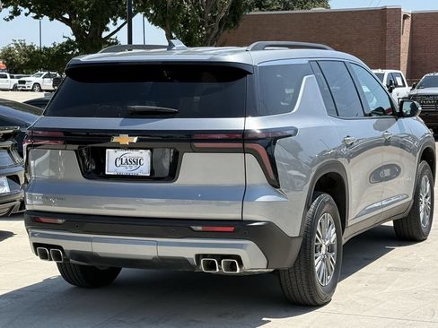 Used 2025 Chevrolet Traverse LT FWD image 4