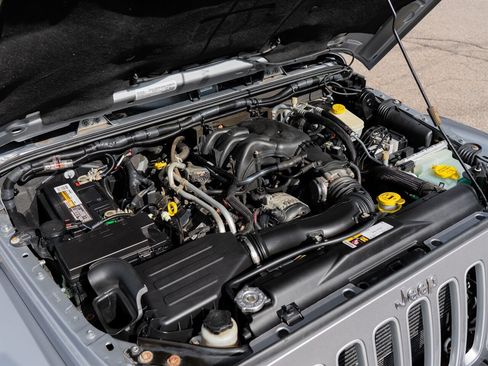 Used 2016 Jeep Wrangler Unlimited Sahara w/ Dual Top Group AWD/4WD image 14