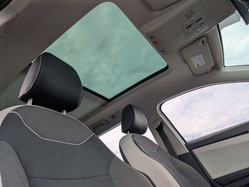Used 2025 Volkswagen Taos SE w/ Panoramic Sunroof Package FWD image 22