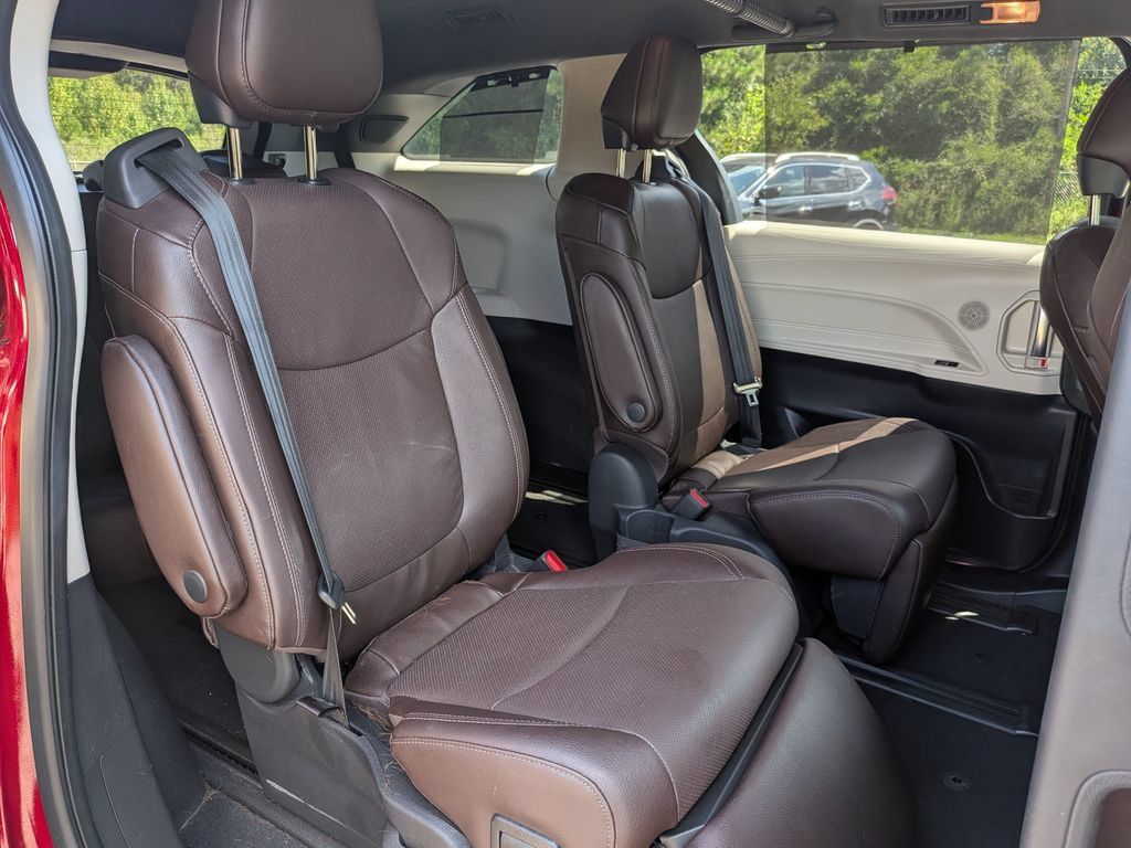Used 2021 Toyota Sienna Platinum FWD image 27