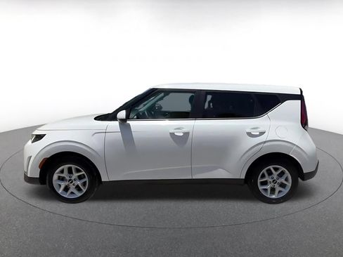 Used 2025 Kia Soul LX w/ LX Technology Package FWD image 9