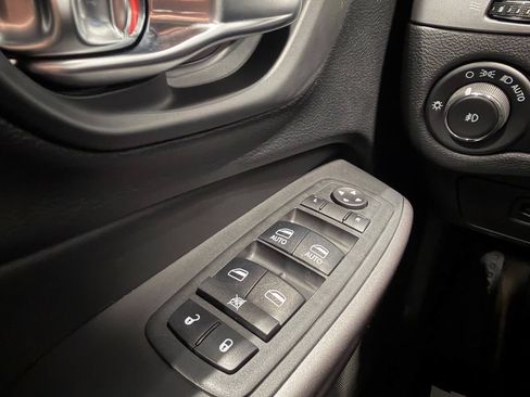Used 2019 Jeep Cherokee Latitude Plus w/ Cold Weather Group AWD/4WD image 21