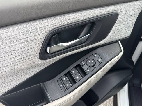 Used 2023 Nissan Rogue SV FWD image 12