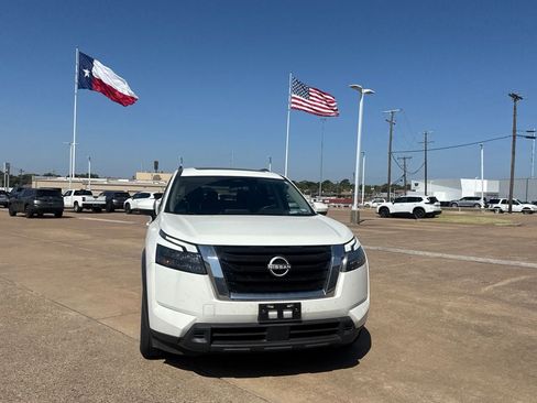 Used 2025 Nissan Pathfinder SV w/ SV Premium Package AWD/4WD image 4