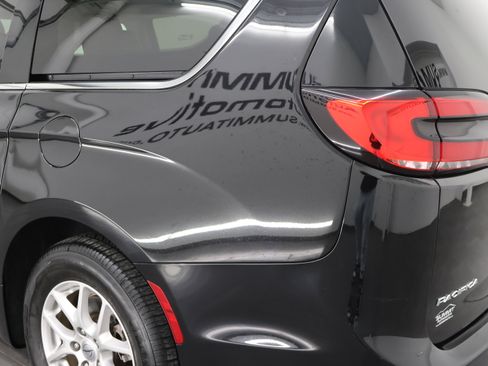 Used 2024 Chrysler Pacifica Touring-L image 30